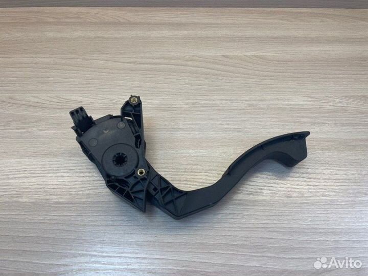 Педаль газа Renault Logan