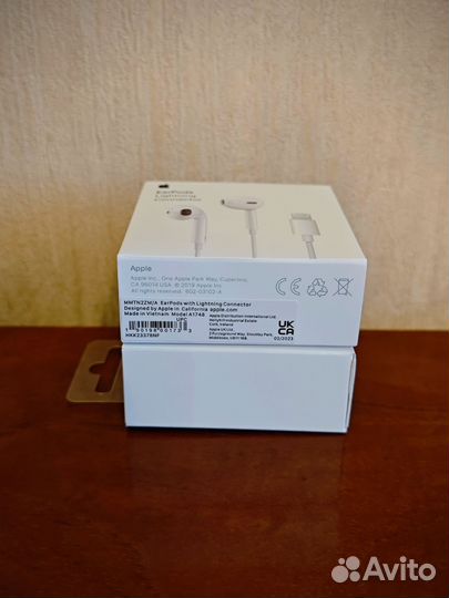 Наушники Apple EarPods Lightning Connector (новые)