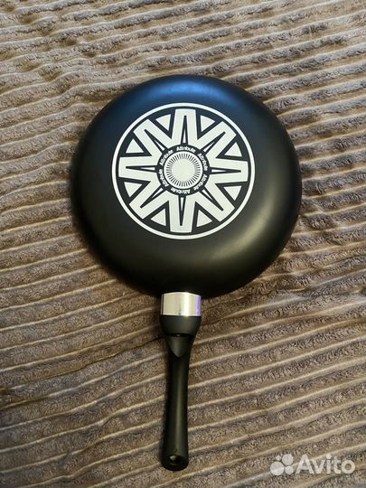 Сковорода антипригарная новая