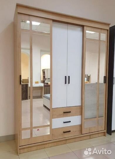 Шкаф-купе с зеркалом