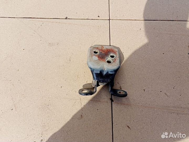 Петля двери передняя правая верхняя Hyundai Accent