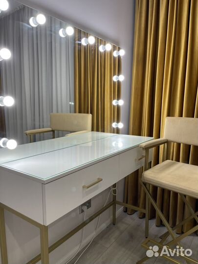 Туалетный столик с зеркалом и подсветкой