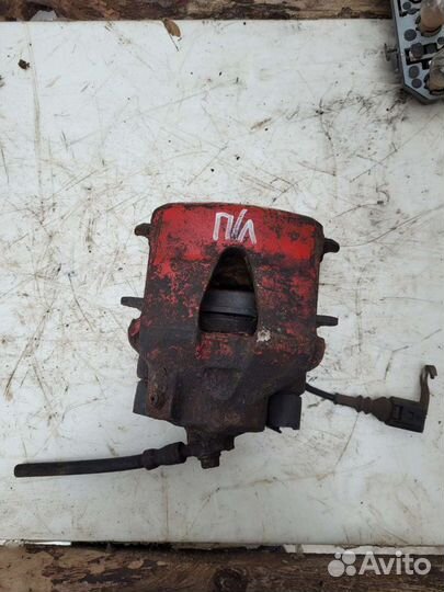 Суппорт передний левый Фольксваген гольф 4