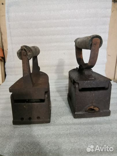 Старинный угольный утюг