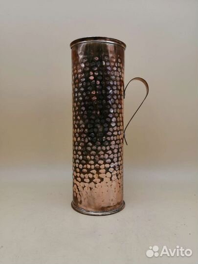 Высокий медный сосуд с ручкой mau