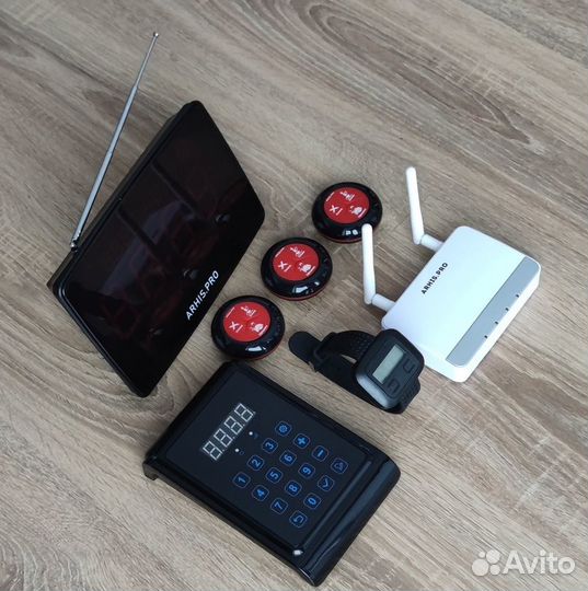 Кнопка вызова персонала, официанта, мастера и часы