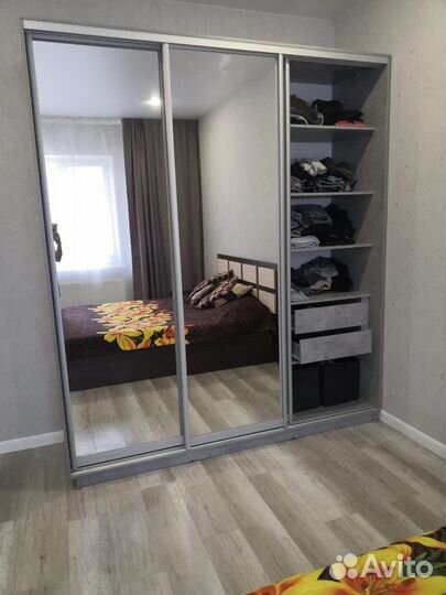 Шкаф купе в цвете бетон с зеркалом