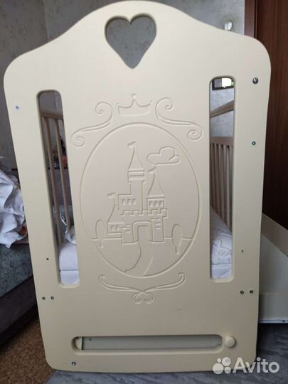 Детская кроватка с маятником и ящиком