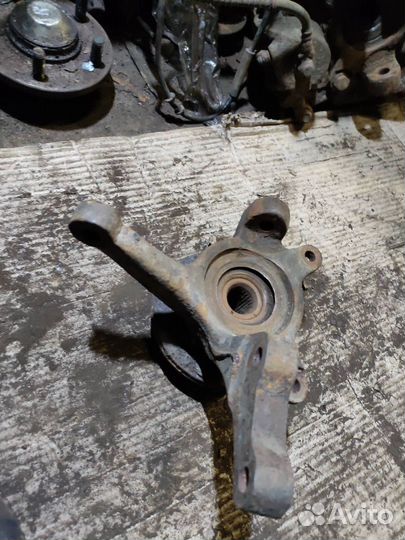 Кулак передний правый Hyundai sonata 1