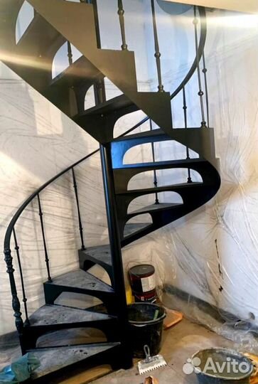 Лестница на металлокаркасе закрытого типа