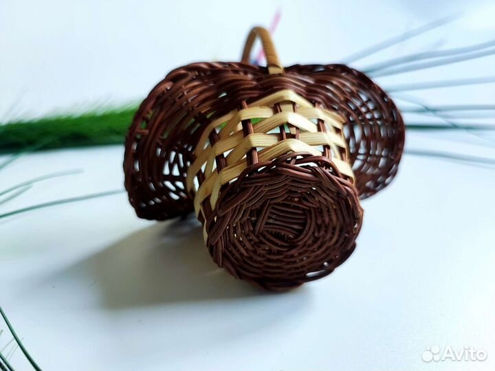 Корзинка плетеная сувенир шарик с бусинами девочке