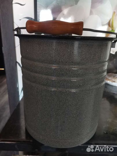 Эмалированное ведро с крышкой