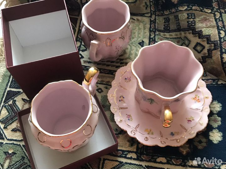 Новые чашки с блюдцами