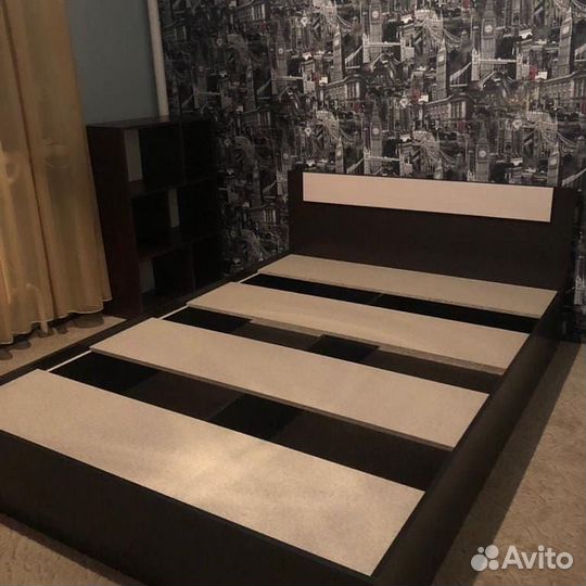 Кровать двуспальная с матрасом