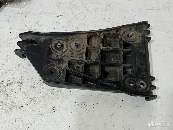 Кронштейн (крепление) бампера левый Audi A4 B5