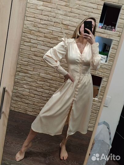 Атласное вечернее платье