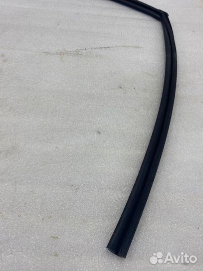 Уплотнитель стекла двери передний правый Toyota