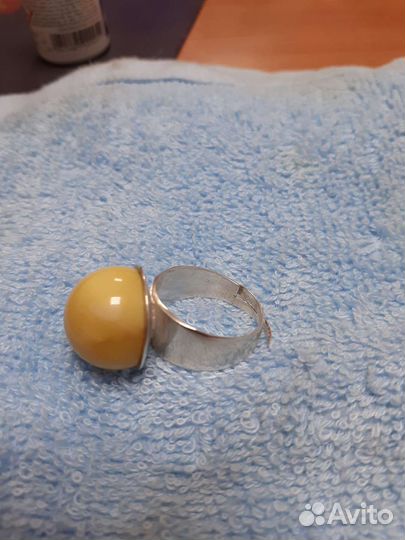 Серебряное кольцо с янтарем желтком
