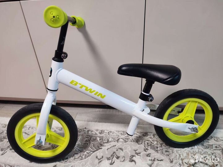 Беговел 10 дюймов бело-зеленый runride 100 Btwin