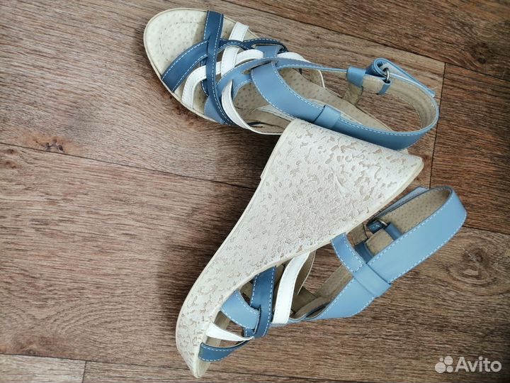 Сандалии на танкетке