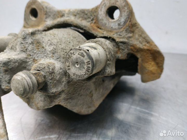 Суппорт задний левый Jeep Grand Cherokee WK2