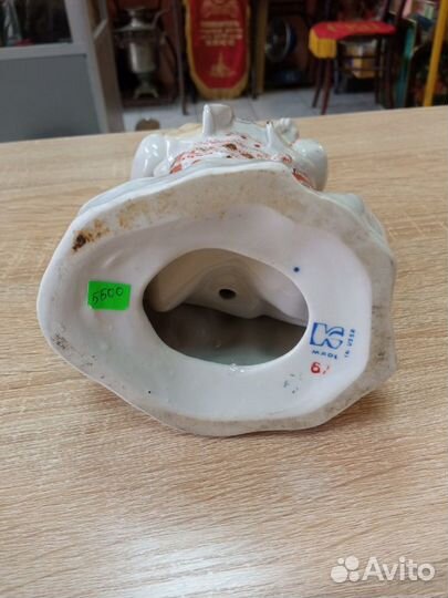 Фарфоровая статуэтка 