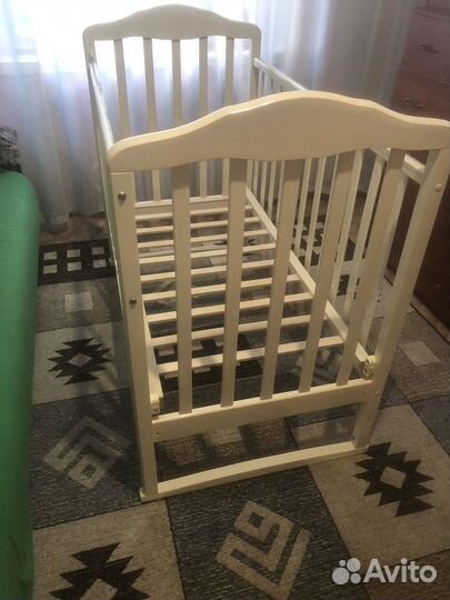 Детская кроватка с маятником