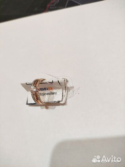 Продам женское золотое кольцо