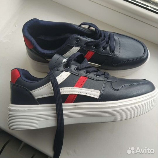 Продам кроссовки