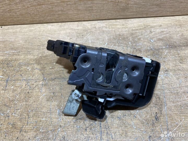 Замок задней правой двери Ford Focus 2 ZD91