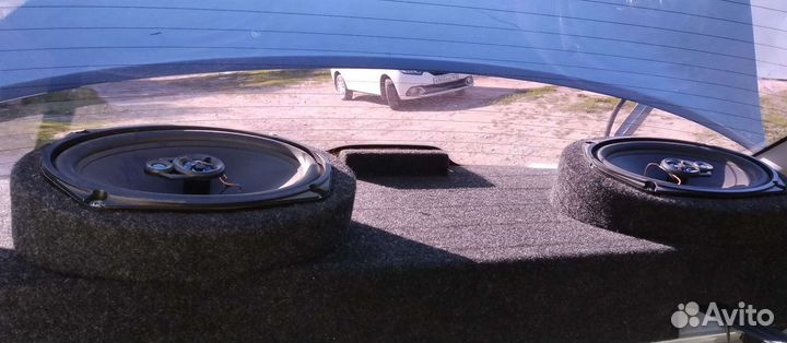 Акустическая полка на гранту седан