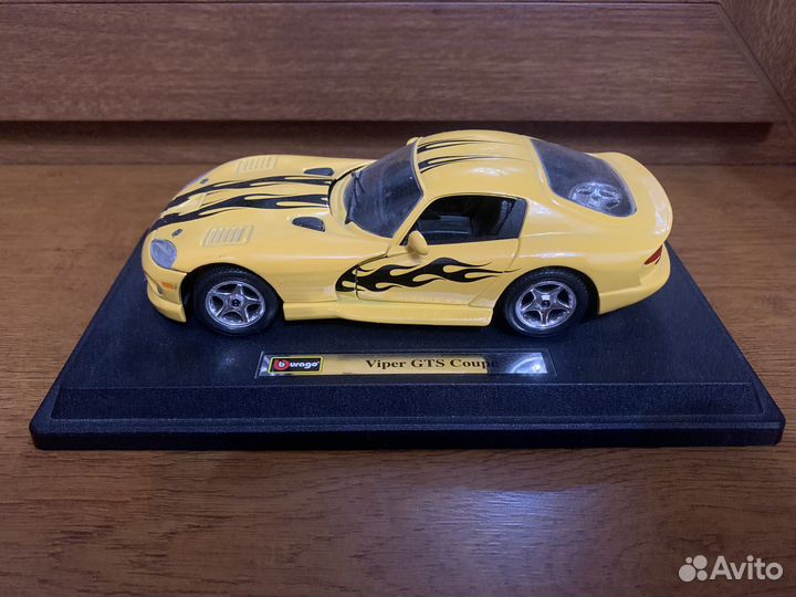 Машинка модель Bburago dodge viper gts coupe