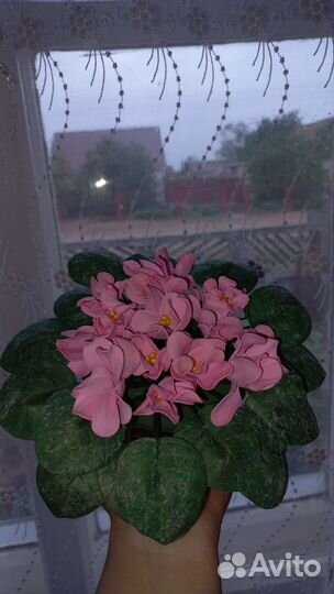 Искусственные цветы в горшках