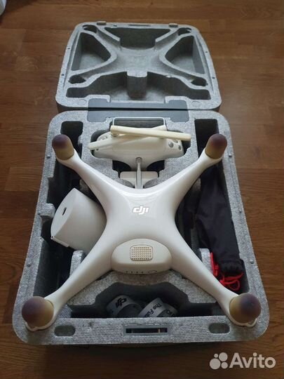 Квадрокоптер DJI Phantom 4