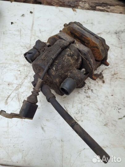 Суппорт передний левый Фольксваген гольф 4