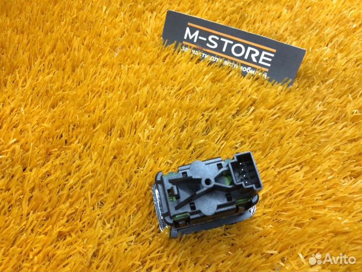 Кнопка стеклоподъемника задняя левая Mercedes-Benz