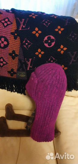 Louis vuitton шарф и шапка цвета фуксии