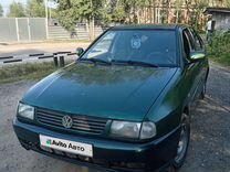Volkswagen Polo 1.6 MT, 1998, 320 000 км, с пробегом, цена 235 000 руб.