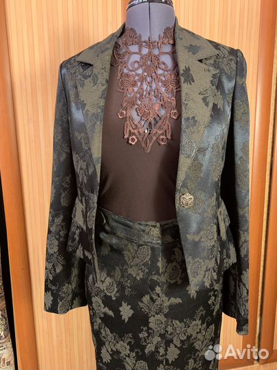 Костюм женский праздничный деловой