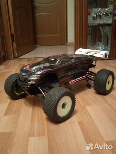 Traxxas e revo 1 8