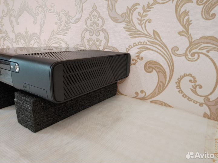 Xbox 360 Е, (не прошит), 44 игры, 250 Гб