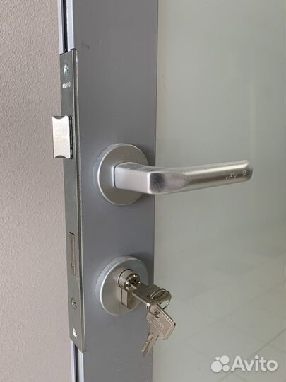 Дверь из алюмиевого профиля со стеклом