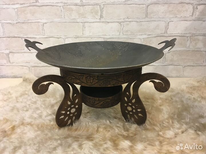 Стальной вок на кованой подставке