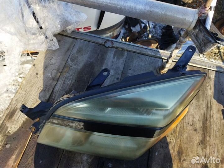 Фара передняя левая Toyota Noah AZR60