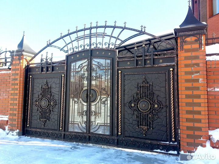 Ворота с элементами ковки
