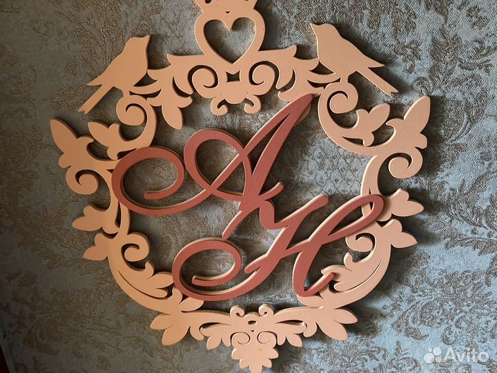 Деревянный герб и инициалами «А» «Н»