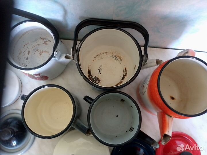 Чайники эмалированные, крышки, сковородки, кружки