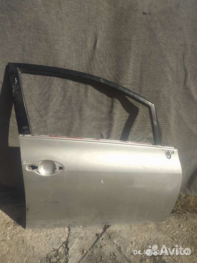 Дверь правая передняя Auris e150