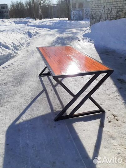 Стол с табуретками