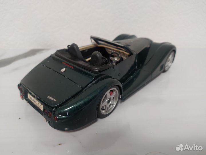 Модель Burago Morgan aero8 1/18